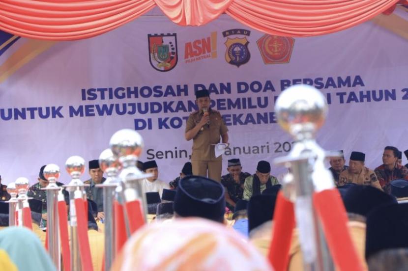 Penjabat Wali Kota Pekanbaru Muflihun saat memberikan sambutan pada acara doa istighatsah agar pemilu berjalan damai di pelataran MPP.