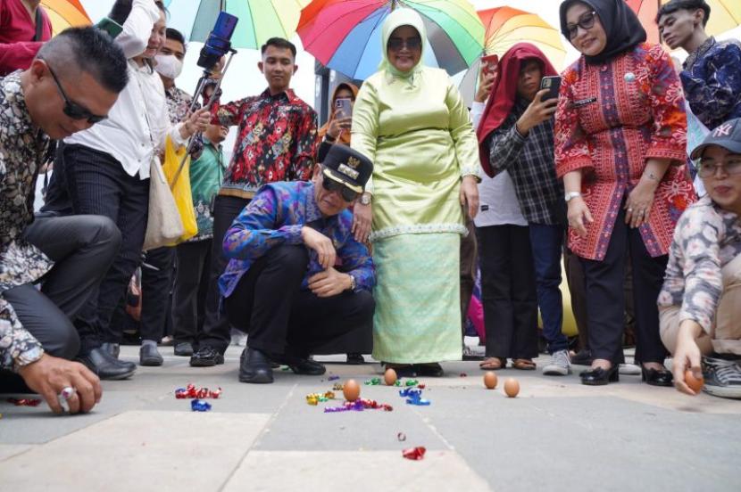 Penjabat Wali Kota Pontianak Ani Sofian mendirikan telur saat momen kulminasi matahari. 