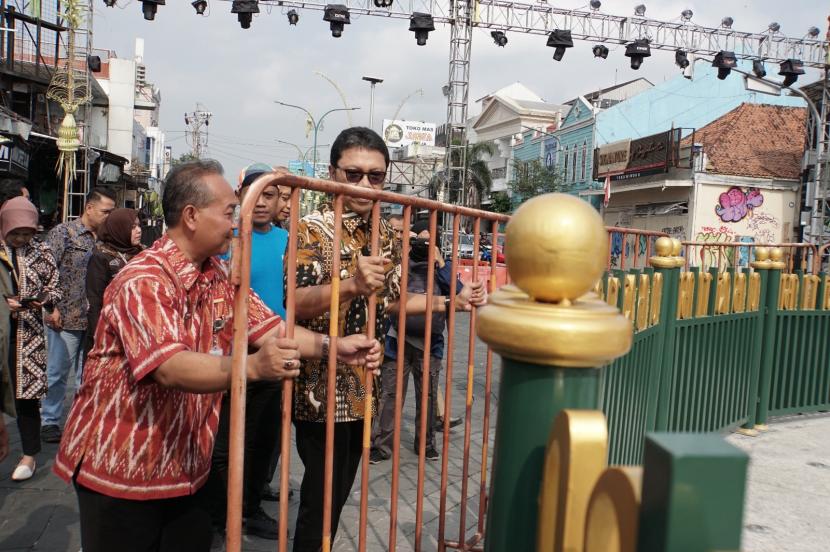 Penjabat Wali Kota Yogyakarta, Singgih Raharjo, melepas pagar oren di Tugu Pal Putih pada Jumat (6/10/2023).