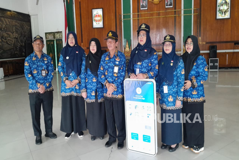 Penjabat Wali Kota Yogyakarta, Sugeng Purwanto (tengah) usai peluncuran aplikasi RS Jogja Mobile dan Jaga Sultan di Kompleks Balai Kota Yogyakarta, Selasa (12/11/2024).