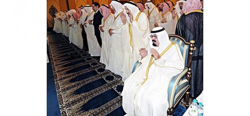 Penjaga Dua Kota Suci Raja Abdullah dan para pangeran ketika melaksanakan shalat Idul Fitri di Makkah.