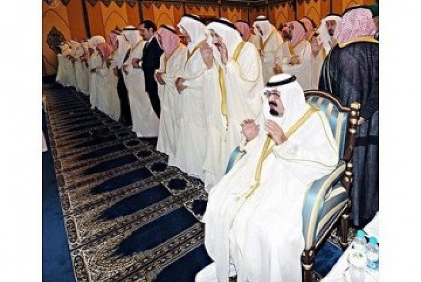 Penjaga Dua Kota Suci Raja Abdullah dan para pangeran ketika melaksanakan shalat Idul Fitri di Makkah.