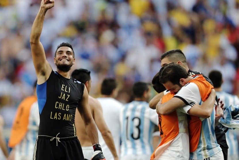 Penjaga gawang Argentina, Sergio Romero (kiri) bersama rekan satu timnya merayakan kemenangan.