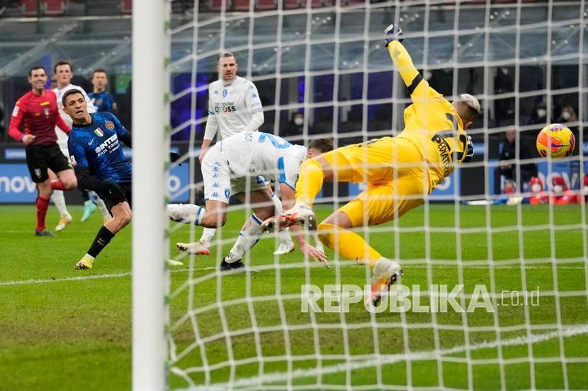  Penjaga gawang Empoli Jacopo Furlan menyelamatkan bola yang ditendang oleh pemain Inter Milan Alexis Sanchez saat pertandingan sepak bola Piala Italia antara Inter Milan dan Empoli di stadion San Siro, di Milan, Italia, Kamis (20/1/2022) dini hari WIB.