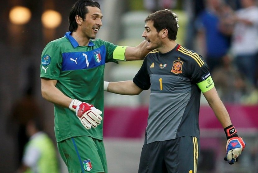  Penjaga gawang Italia Gianluigi Buffon (kiri) dan penjaga gawang Spanyol Iker Casillas (kanan) berbincang usai laga pada babak penyisihan grup C Piala Eropa, 10 Juni 2012. 