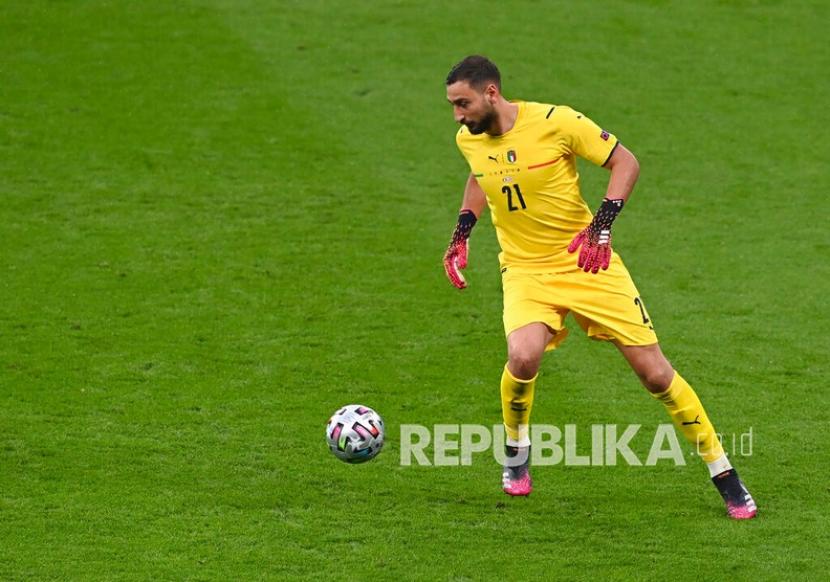 Penjaga gawang Italia Gianluigi Donnarumma menendang bola saat pertandingan final Piala Eropa 2020 antara Italia dan Inggris di stadion Wembley di London, Senin (12/7) dini hari WIB.