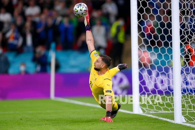 Penjaga gawang Italia Gianluigi Donnarumma menyelamatkan tendangan penalti pada pertandingan semifinal sepak bola Euro 2020 antara Italia dan Spanyol di stadion Wembley di London, Rabu (7/7) dini hari WIB.