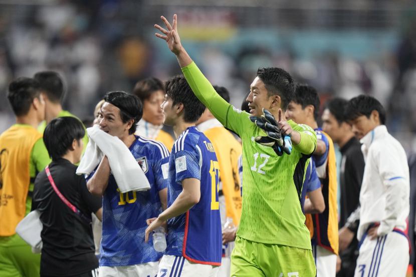  Penjaga gawang Jepang Shuichi Gonda merayakan berakhirnya pertandingan sepak bola grup E Piala Dunia antara Jerman dan Jepang, di Khalifa International Stadium di Doha, Qatar, Rabu, 23 November 2022. 