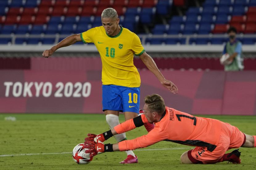 Penyerang Brasil Richarlison (kiri) mencetak hat-trick saat timnya mengalahkan Jerman 4-2 pada laga pembuka sepak bola putra Grup D Olimpiade Tokyo.