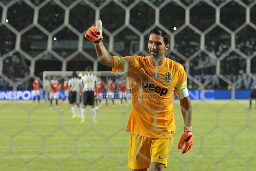 Penjaga gawang Juventus Gianluigi Buffon saat laga Juventus VS ISL Star di Stadion GBK, Jakarta, Rabu (6/8). (Republika/Edwin Dwi Putranto).