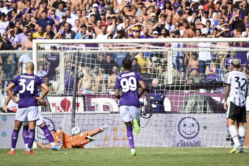  Penjaga gawang Juventus Mattia Perin menyelamatkan tendangan penalti dari pemain Fiorentina Luka Jovic saat pertandingan sepak bola Serie A antara Fiorentina dan Juventus di stadion Artemio Franchi di Florence, Italia, Sabtu (3/9/2022).