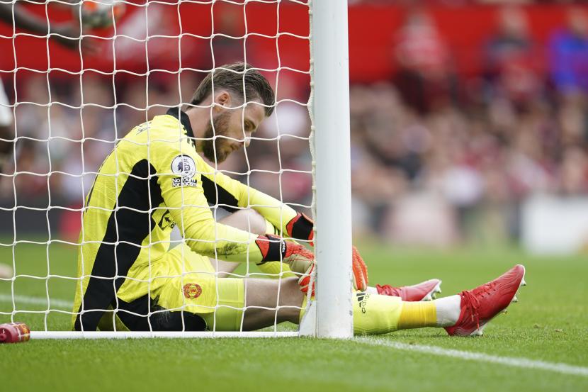 Penjaga gawang Manchester United David de Gea bereaksi setelah pemain Aston Villa Kortney Hause mencetak gol pembuka timnya selama pertandingan sepak bola Liga Inggris antara Manchester United dan Aston Villa di stadion Old Trafford di Manchester, Inggris, Sabtu, 25 September 2021.