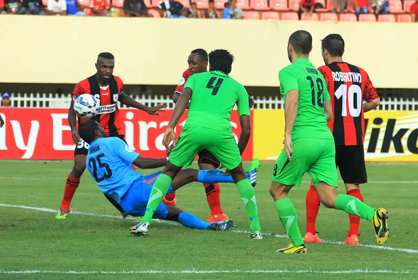  Penjaga gawang Maziya SR Imran (kedua kiri) berusaha mengamankan bola dari serangan Pesepak bola Persipura dalam lanjutan kompetisi AFC Cup 2015 Grub E di Stadion Mandala Jayapura, Papua, Selasa (14/4). (Antara/Roy Ratumakin)