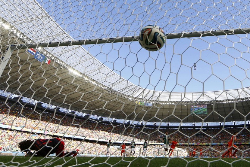 Penjaga gawang Meksiko Guillermo Ochoa gagal menghadang penalti Klaas-Jan Huntelaar. Belanda menang 2-1 atas Meksiko