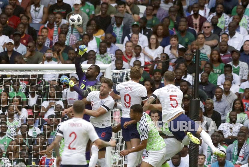 Penjaga gawang Nigeria, Francis Uzoho,  penyelamatan selama pertandingan sepak bola persahabatan antara Inggris dan Nigeria di stadion Wembley di London, Sabtu, (2/6)