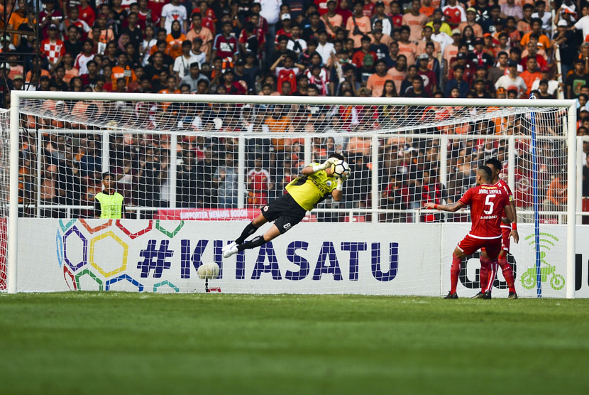 Penjaga gawang Persija Jakarta Shahar Ginanjar menangkap bola saat melawan Persela Lamongan dalam pertandingan lanjutan Liga 1 Indonesia di Stadion Utama Gelora Bung Karno, Jakarta, Selasa (20/11/2018).