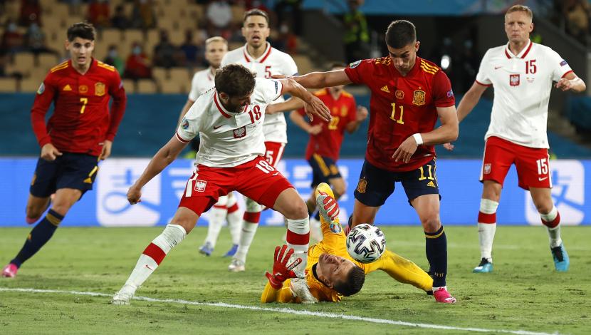  Penjaga gawang Polandia Wojciech Szczesny (bawah) beraksi melawan Ferran Torres ( dua kanan) dari Spanyol selama pertandingan sepak bola babak penyisihan Grup E Euro 2020 antara Spanyol dan Polandia di Sevilla, Spanyol, 19 Juni 2021. 