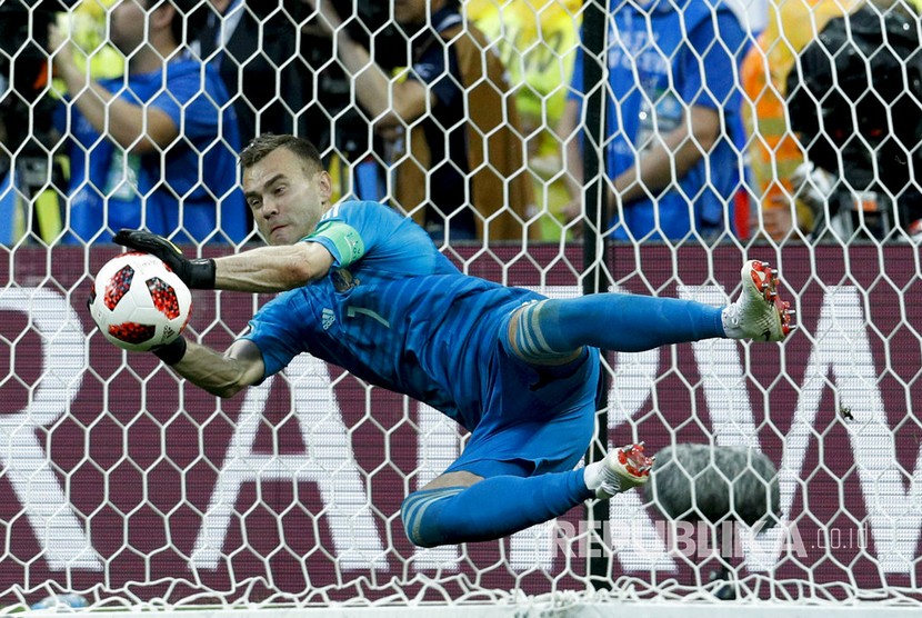  Penjaga gawang Rusia Igor Akinfeev dua kali berhasil memblok tendangan penalti pemain Spanyol pada pertandingan babak 16 besar Piala Dunia 2018 antara Rusia melawan Spanyol, di Stadion Luzhinik, Moskow, Ahad (1/7).