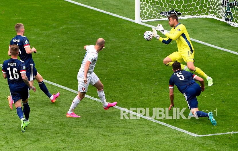 Penjaga gawang Skotlandia David Marshall (kanan) menyelamatkan tembakan pemain Republik Ceko Michael Krmencik (tengah) pada pertandingan grup D kejuaraan sepak bola Euro 2020 antara Skotlandia dan Republik Ceska di stadion Hampden Park di Glasgow, Senin (14/6).