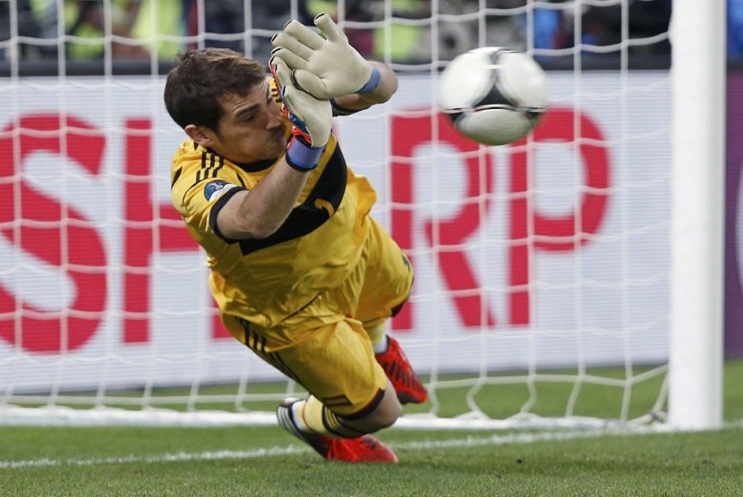  Penjaga gawang Spanyol Iker Casillas berhasil menepis bola tendangan penalti Joao Moutinho dari Portugal dalam laga semi final Piala Eropa 2012 di Donetsk, Ukraina, Kamis (28/6) dini hari WIB.  (Charles Platiau/Reuters)