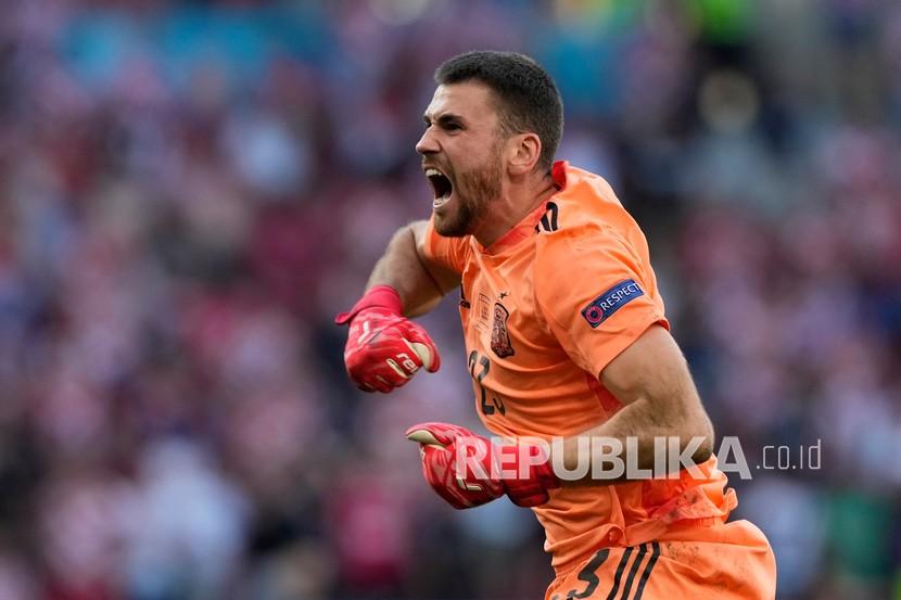 Penjaga gawang Spanyol Unai Simon merayakan gol kelima timnya pada pertandingan babak 16 besar Piala Eropa 2020 antara Kroasia dan Spanyol di stadion Parken di Kopenhagen, Denmark, Senin (28/6).