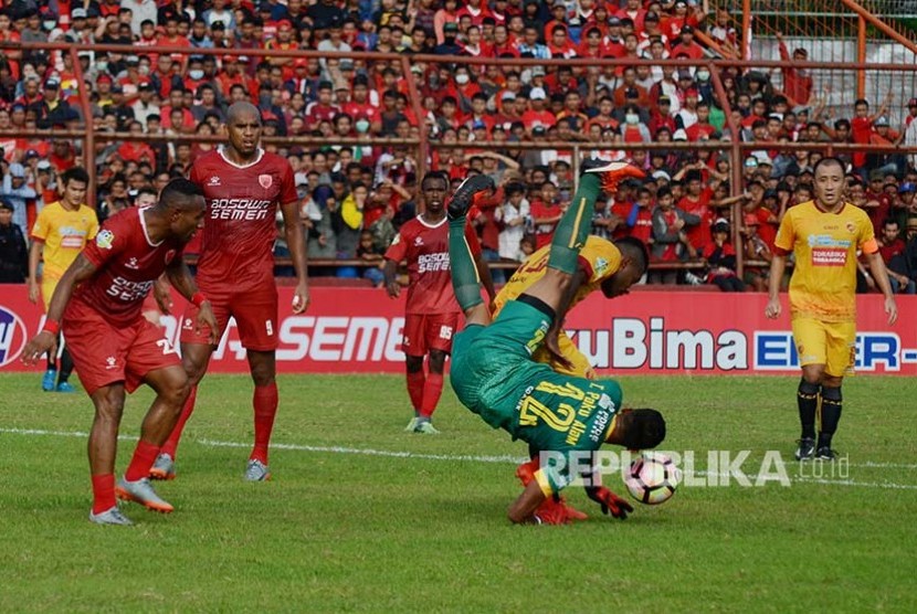 Penjaga gawang Sriwijaya FC Teja Paku Alam (kedua kanan) menahan bola pada Gojek Traveloka Liga 1 di Stadion Andi Mattalatta, Makassar, Sulawesi Selatan, Minggu (21/5). PSM Makassar menang saat menjamu Sriwijaya FC 1-0.