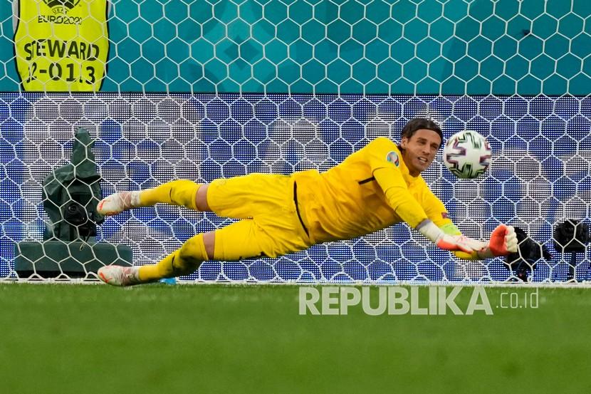 Penjaga gawang M'Gladbach Yann Sommer tampil apik saat timnya meredam Muenchen 1-1, Sabtu (14/8).