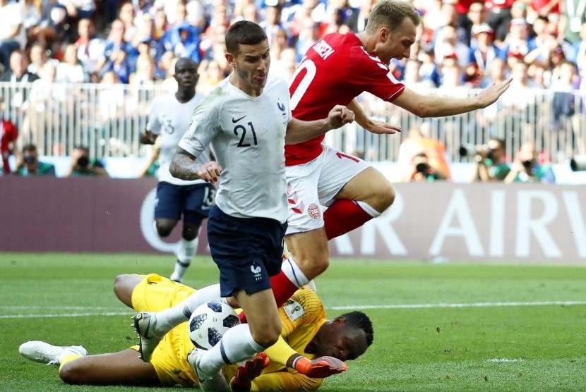 Penjaga gawang Timnas Prancis, Steve Mandanda saat menghadang laju serangan Timnas Denmark di Piala Dunia 2018, Rusia