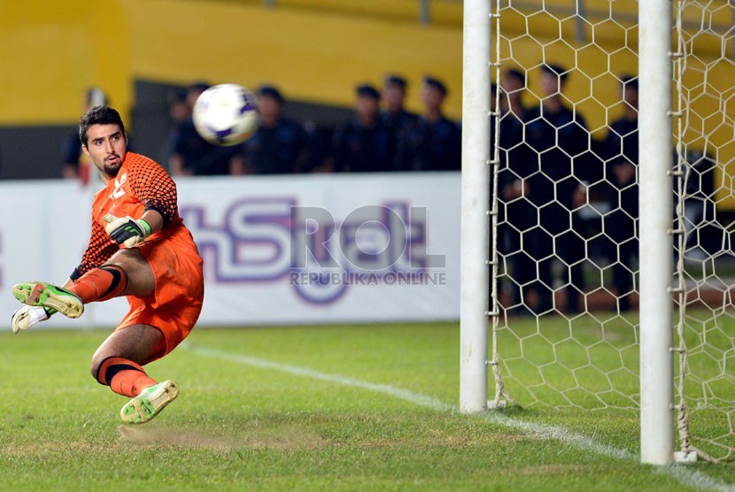  Penjaga gawang Turki Hayrullah Mert Akyuz gagal memblok tendangan Pesepakbola Indonesia dalam adu pinalti pada semi final sepak bola Islamic Solidarity Games (ISG) III di Stadion Gelora Sriwijaya Jakabaring, Palembang, Sumsel, Jumat (27/9).   (Republika/P