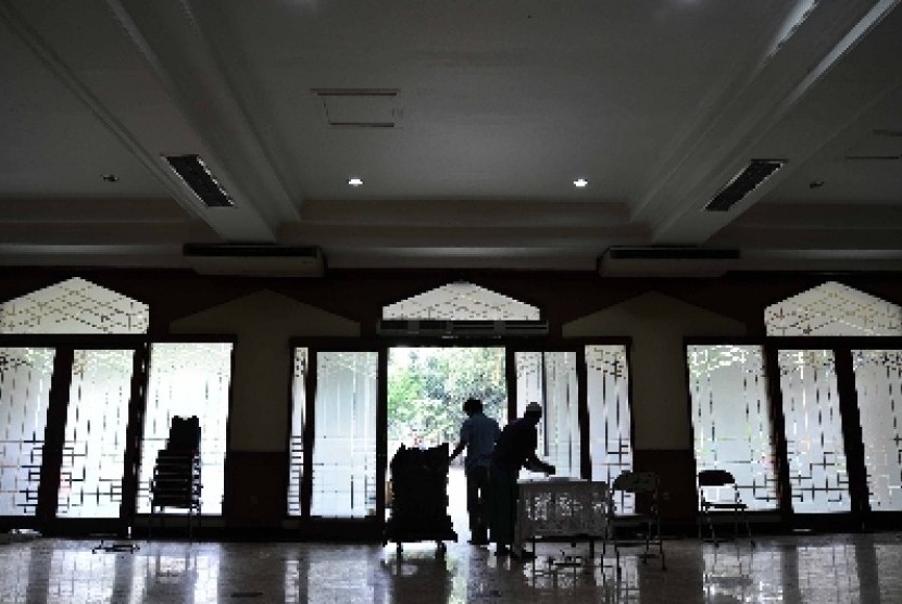  Penjaga masjid merapikan ruangan aula serbaguna di Masjid Sunda Kelapa, Jakarta, Senin (10/11).