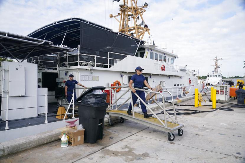 Penjaga Pantai Amerika Serikat (AS) mencegat kapal yang mengangkut 191 migran Haiti karena kelebihan muatan di lepas pantai Bahama, Rabu (26/1/2022) waktu setempat.