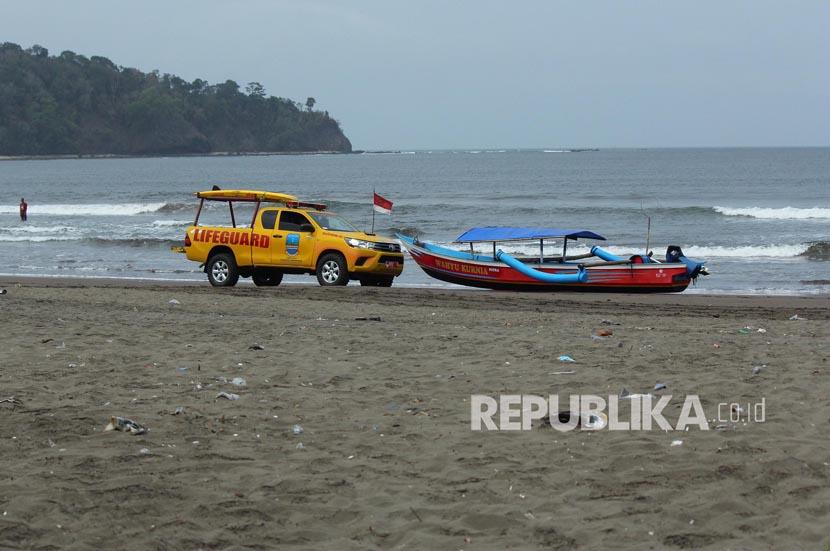 Penjaga pantai berpatroli di kawasan Pananjung, Pantai Pangandaran, Jawa Barat.