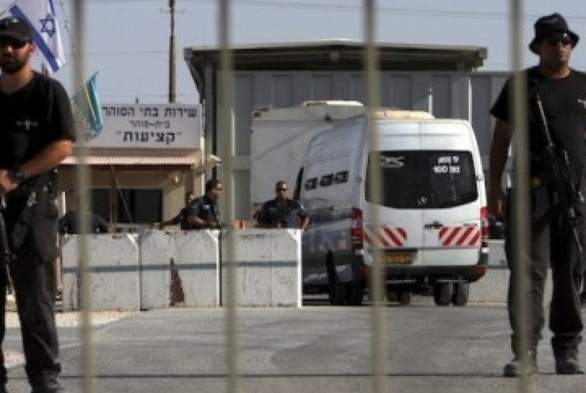 Penjaga penjara Israel berdiri di pintu masuk penjara Ketziot di Israel selatan. (ilustrasi) 