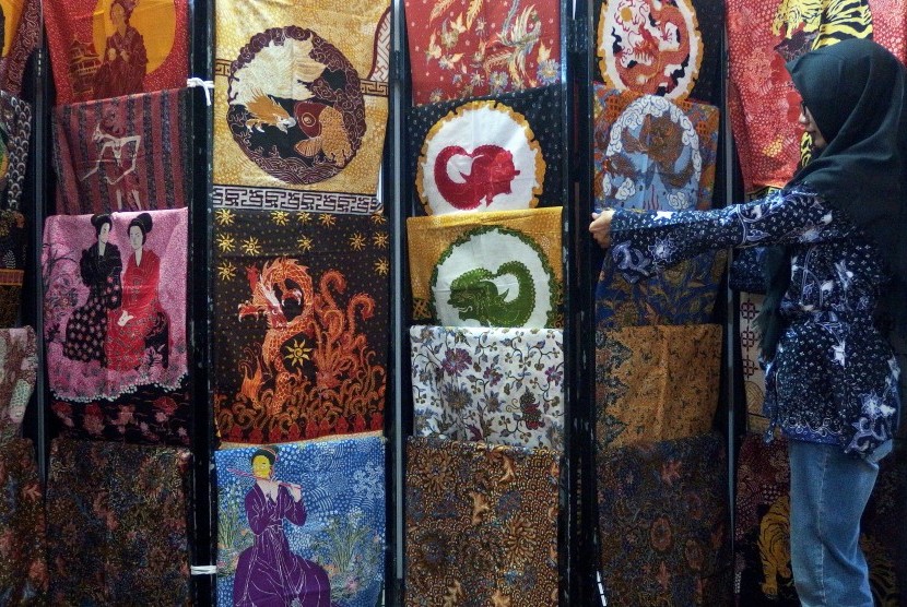 Penjaga stan menata kain batik tulis Lasem pada ajang pameran fesyen (ilustrasi)