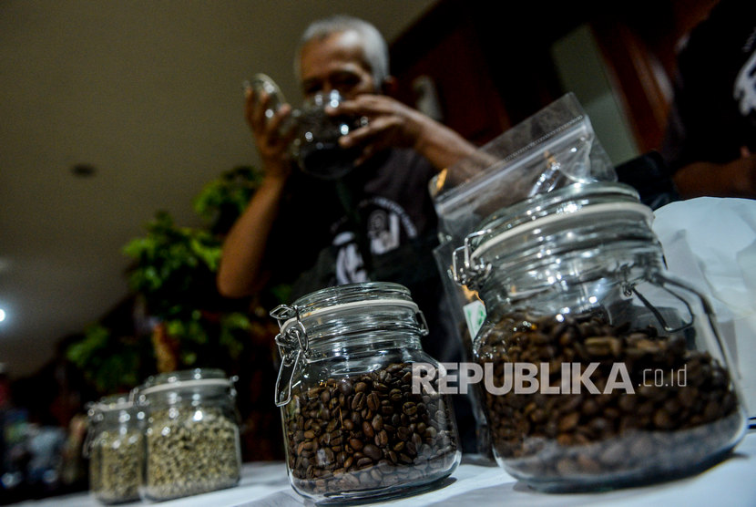 Penjaga stan mencium produk biji kopi yang dijual saat peringatan Hari Kopi Nasional 2020 di kantor Kementerian Pertanian, Ragunan, Jakarta, beberapa waktu lalu. Pelaku usaha kopi mulai merasakan imbas wabah corona dengan turunnya penjualan.