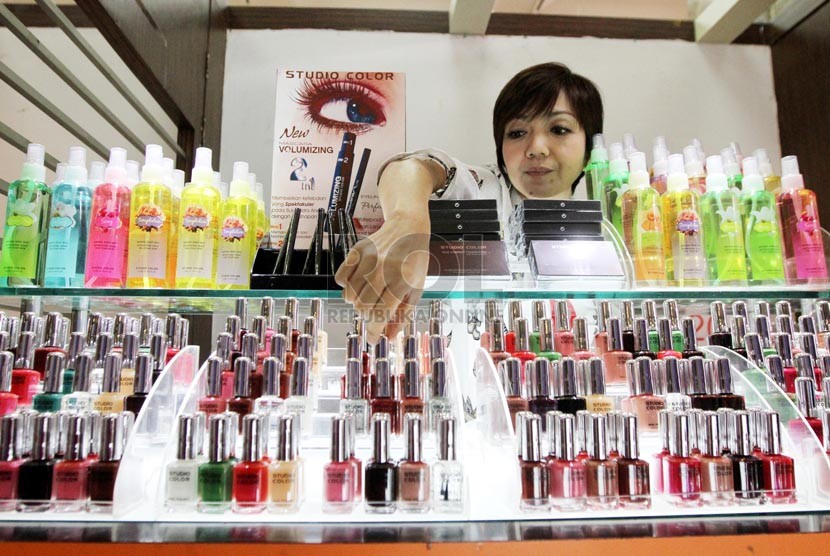 Penjaga stand menata kosmetik saat pameran industri kosmetik dan jamu di Kementerian Perindustrian, Jakarta, Selasa (26/8). (Republika/Yasin Habibi)