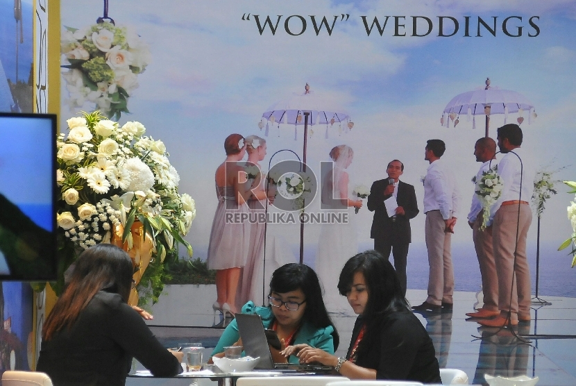 Penjaga stand menawarkan produk mereka dalam pameran Jakarta Wedding Festival 2014 di Jakarta Convention Center, Ahad (24/8).
