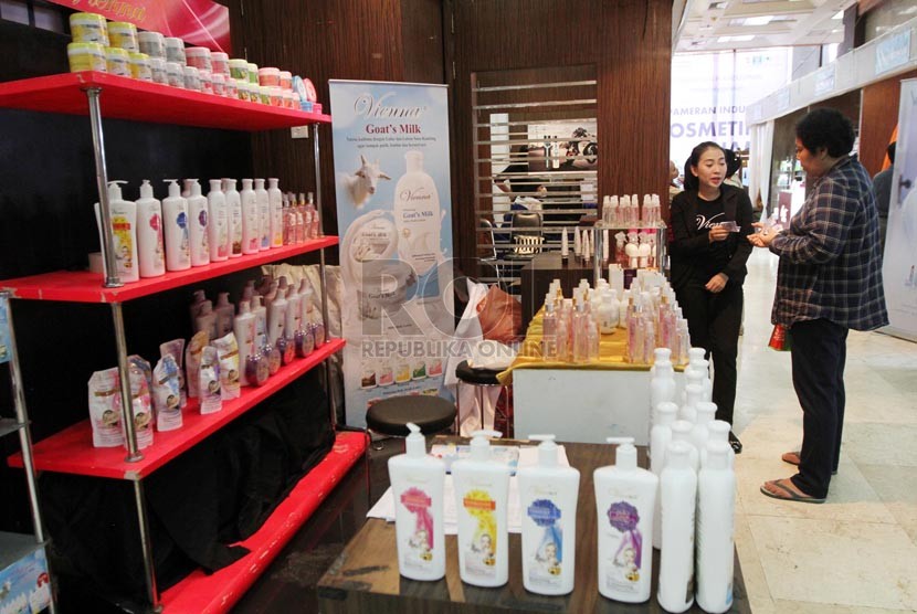 Penjaga stand menjelaskan kepada pengunjung saat pameran industri kosmetik dan jamu di Kementerian Perindustrian, Jakarta, Selasa (26/8).(Republika/Yasin Habibi)