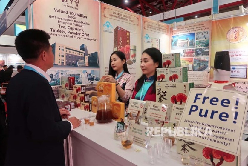Penjaga stand menjelaskan produknya kepada pengunjung pada Pameran Produk dan Alat Kesehatan China Healthcare Products Expo 2019 di JiEXPO Jakarta. 60 persen bahan baku farmasi Indonesia diimpor dari China 