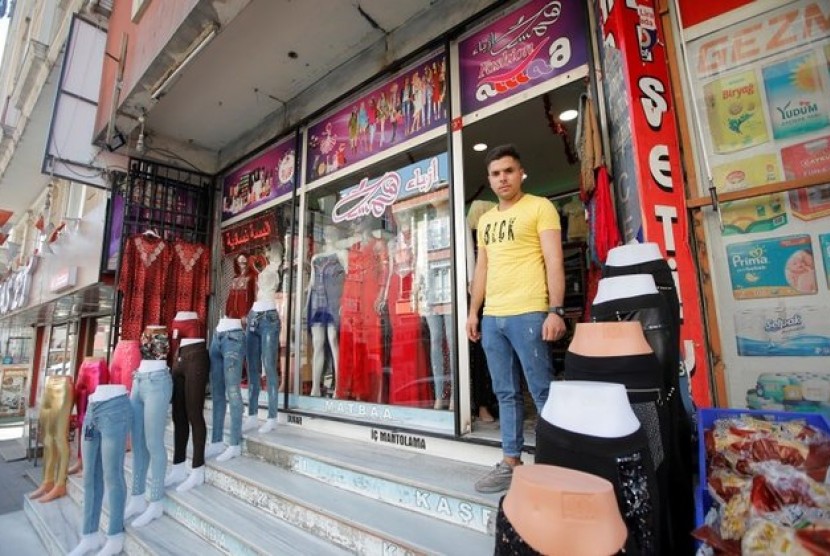 Penjaga toko asal Suriah Mustafa di depan toko pakaian di Kucukcekmece, Istanbul, Turki, 5 Juli 2019.