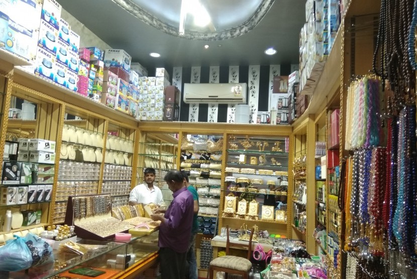 Penjaga toko melayani pelanggan di tokonya yang terletak dekat pemondokan jamaah di Makkah, Arab Saudi (Ilustrasi)