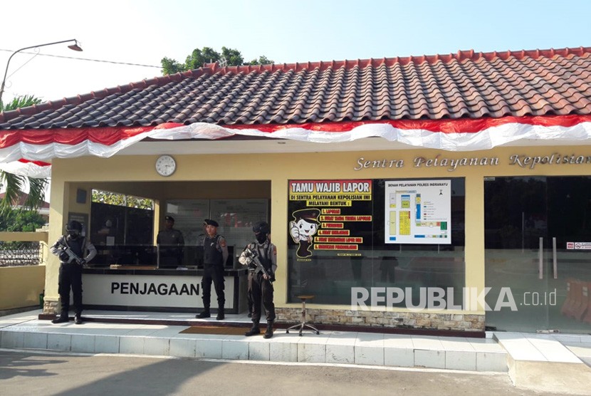 Security in the Indramayu police station thightened following an attack done by two perpetrators on Sunday (July 15) at dawn. Pressure cooker bomb carried by the assailants did not explode.