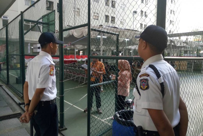 Penjagaan ketat di TPS 25 dan TPS 26 Kalibata City, Jakarta Selatan pada Rabu pagi (19/4). 