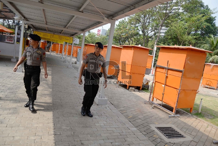 Anggota Polisi berjaga di Lenggang Jakarta, kawasan Monas, Jakarta, Senin (22/6).  (Republika/ Yasin Habibi)