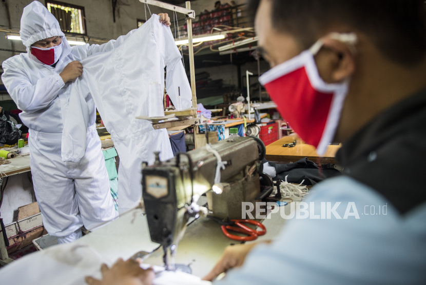 Penjahit memproduksi alat pelindung diri (APD) untuk tenaga medis. Kementerian Kesehatan menyebut, sebagain besar bahan baku alat kesehatan Indonesia masih dipenuhi dari impor.