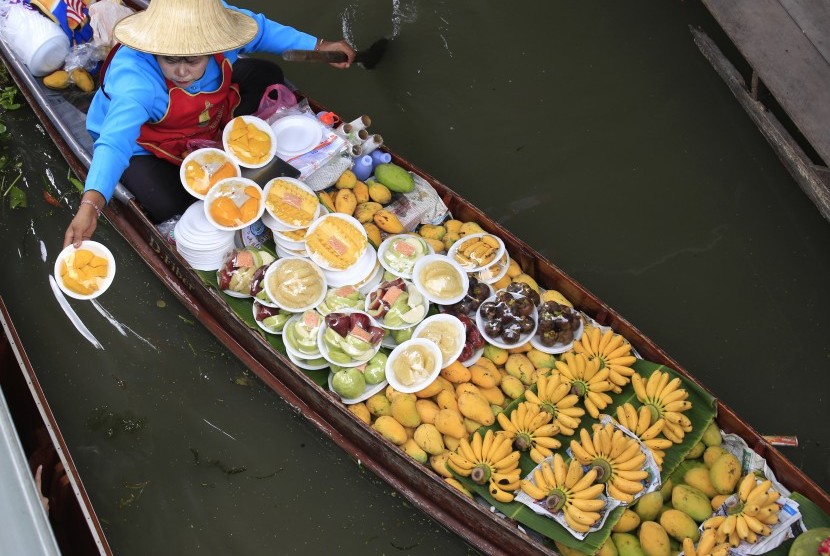 Penjaja kuliner dan buah di pasar tradisional di Thailand.(EPA)