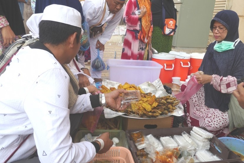 Penjaja makanan Indonesia melayani jamaah haji