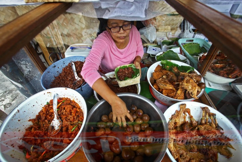 Penjaja makanan tradisional Gudeg di Yogyakarta.