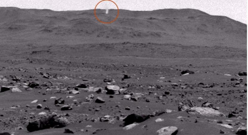 Penjelajah Perseverance milik NASA telah menangkap rekaman langka dari angin puting beliung yang menjulang tinggi atau ‘setan debu’, yang menari-nari di permukaan Mars.(dilingkari merah)