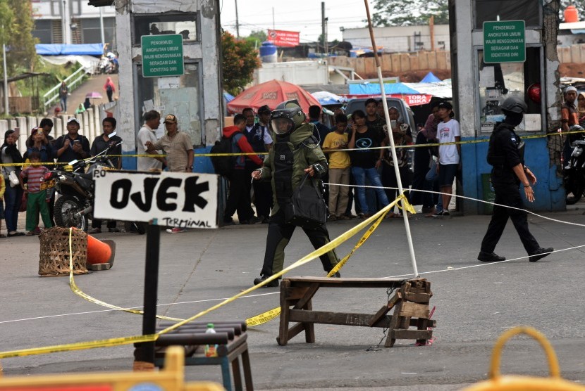 Penjinak Bom dari Gegana Brimob menyisir lokasi temuan benda dalam tas yang diduga berisi bom di depan Terminal Depok, Jawa Barat, Senin (3/7)